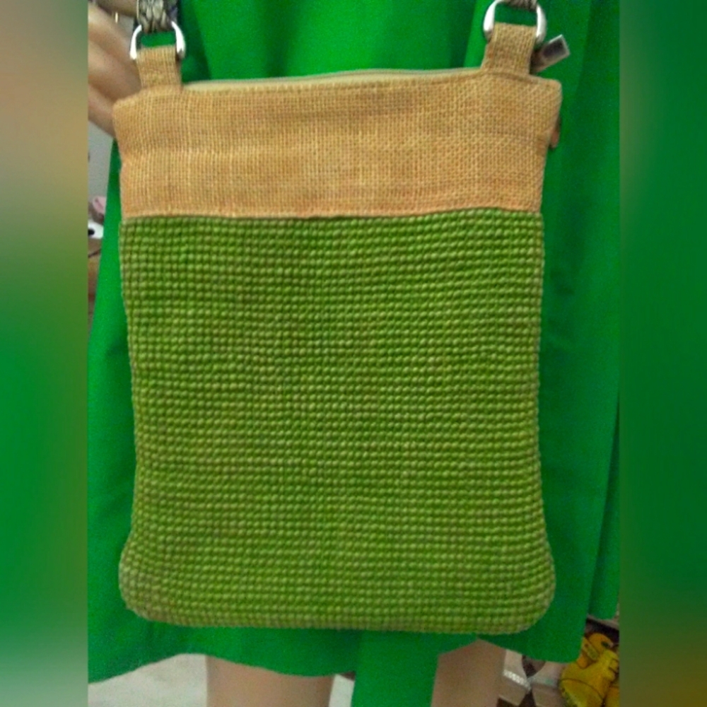 ADORABLE Tan & Green Crossbody Bag W/Two-Tone Design  OUTER PKT. BURLAP/ WEAVE